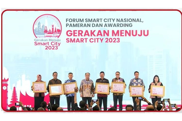 Para pemerintah daerah yang mendapatkan Penghargaan Smart City.