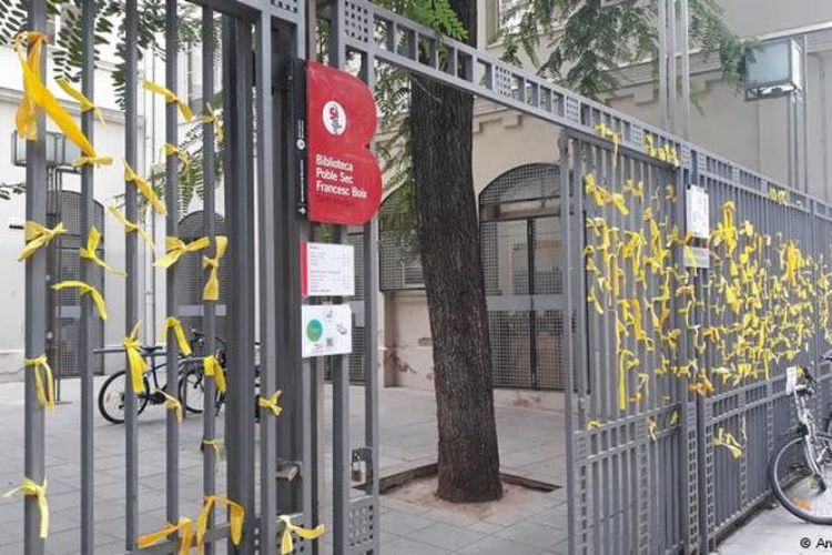 Sejumlah pita berwarna kuning terpasang di pagar di gerbang kota. Pita itu merupakan simbol protes rakyat Catalonia atas penahanan para pejabat yang mendukung deklarasi kemerdekaan (20/12/2017)