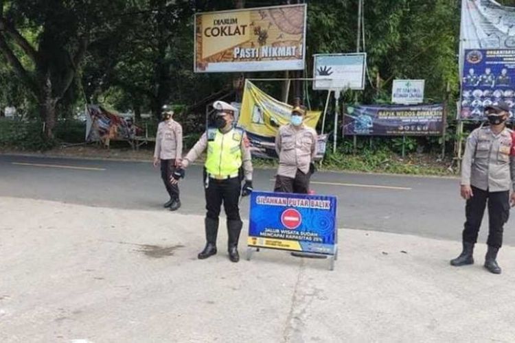 Polisi melakukan penyekatan dengan memutar balikan kendaraan menuju Pantai Anyer, Serang