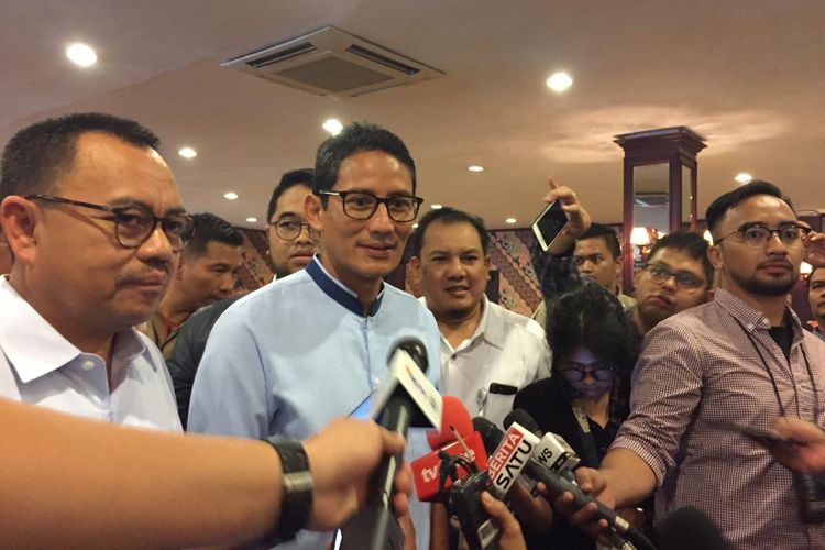 Calon wakil presiden nomor urut 02, Sandiaga Uno, diResto Batik Kuring SCBD, Jakarta Pusat, Rabu (10/4/2019).  