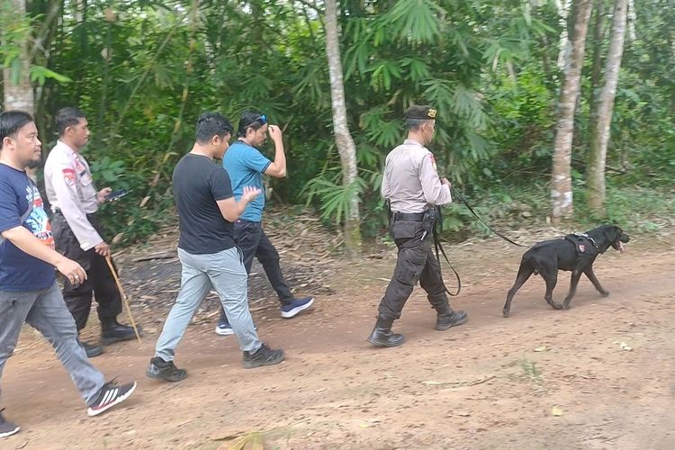 Anjing pelacak diterjunkan untuk mengungkap kasus Pembunuhan yang menyebabkan salah seorang calon kepala Desa Betung Kecamatan Lubuk Keliat Ogan Ilir tewas.