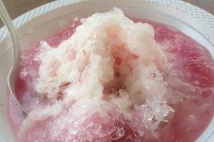 Es Ciming dari Purwakarta, terkenal karena warnanya yang merah dari gula buatan sendiri.