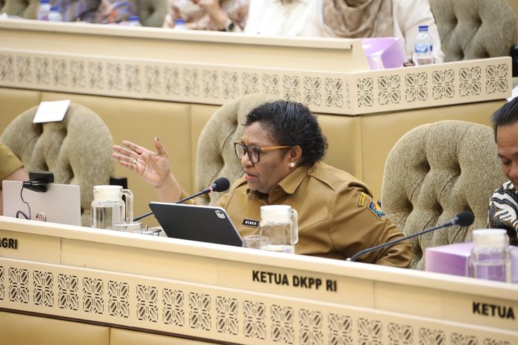 Wakil Menteri Dalam Negeri (Wamendagri) Ribka Haluk dalam Rapat Kerja (Raker) dan Rapat Dengar Pendapat (RDP) bersama Komisi II Dewan Perwakilan Rakyat (DPR) Republik Indonesia (RI), Komisi Pemilihan Umum (KPU), Badan Pengawas Pemilu (Bawaslu), dan Dewan Kehormatan Penyelenggara Pemilu (DKPP) di Ruang Rapat Komisi II, Gedung Nusantara DPR RI, Jakarta, Senin (5/5/2025).
