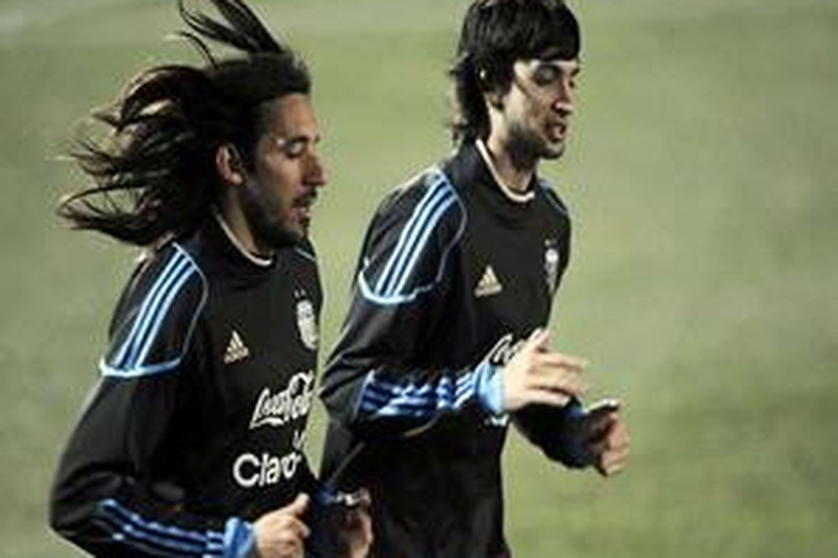 Gelandang Argentina, Javier Pastore (kanan).