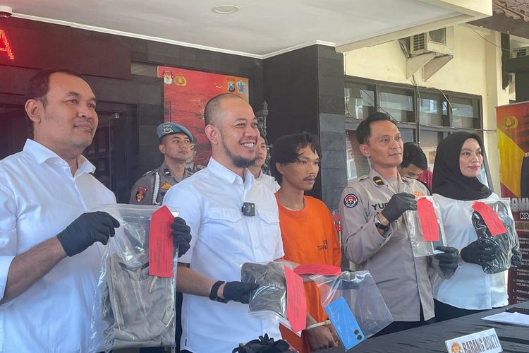 Pelaku (berbaju tahanan orange) yang melakukan penyebaran konten pornografi pacarnya yang masih di bawah umur. 