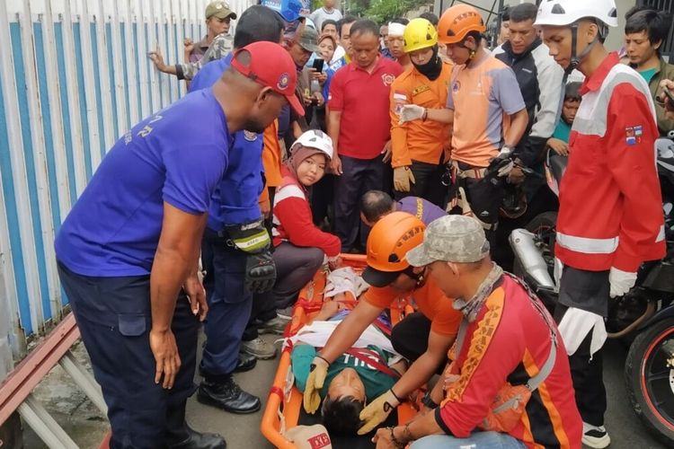 Petugas BPBD Kota Bogor sedang mengevakuasi warga yang terperosok ke dalam Sungai Ciliwung, Jumat (13/12/2019).