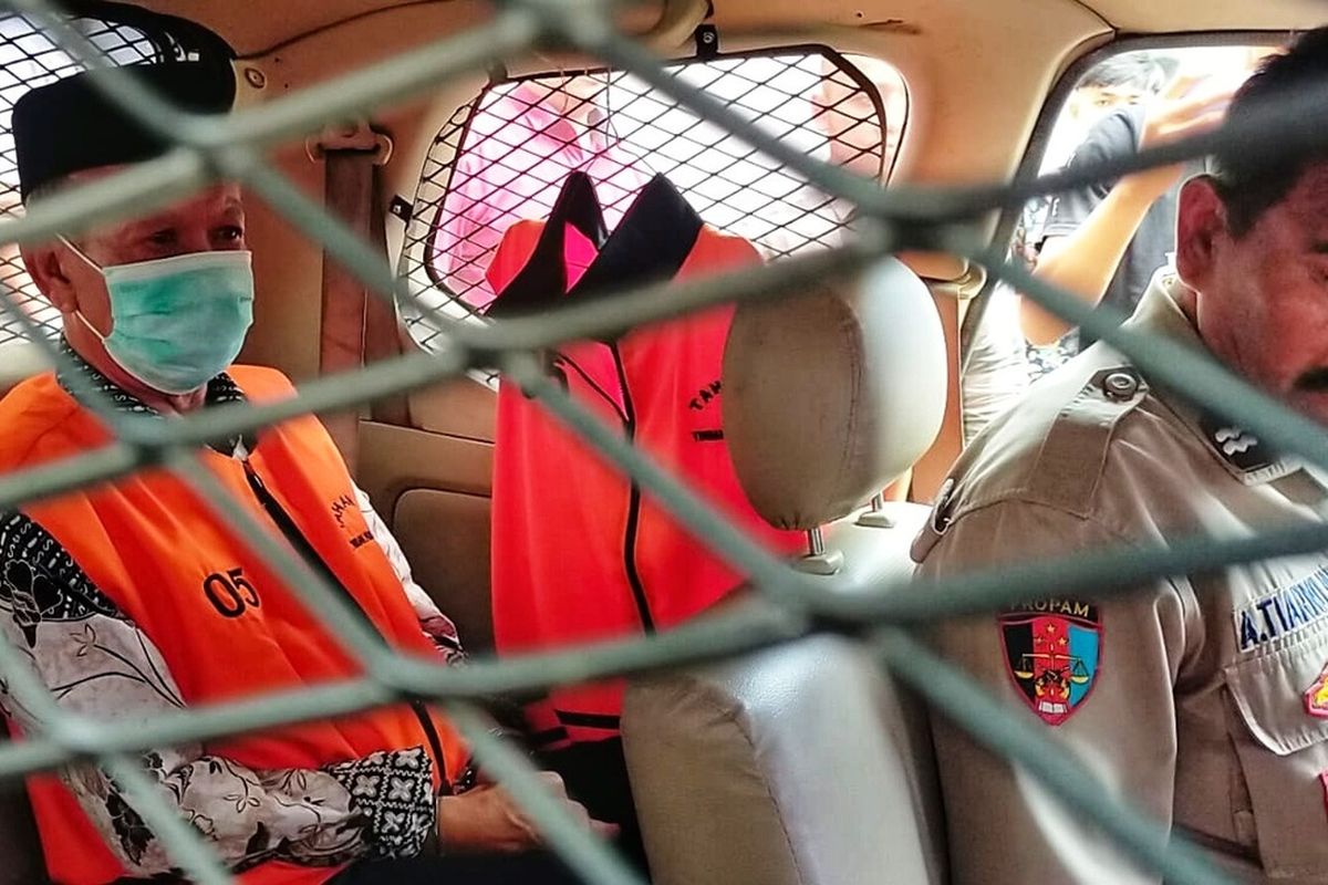 Tersangka OS duduk di kursi belakang dalam mobil tahanan Kejari Kabupaten Sukabumi saat akan dibawa ke Lapas Warungkiara, Sukabumi, Jawa Barat, Jumat (30/8/2024).