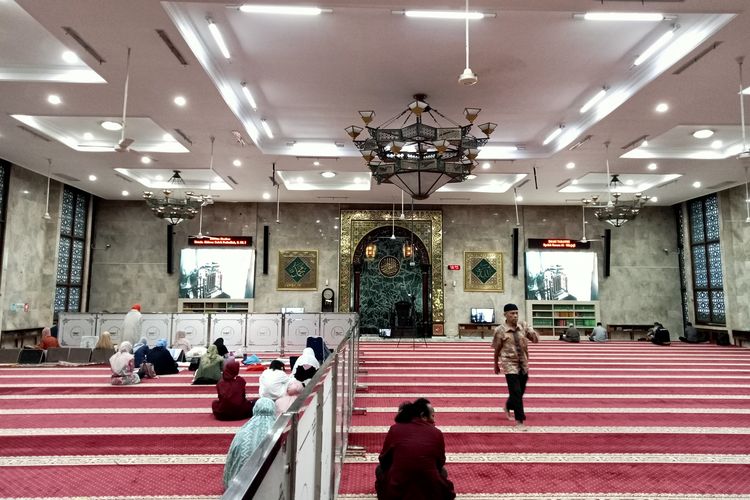 Ruang ibadah Masjid Agung Sunda Kelapa tanpa tiang penyangga kubah.