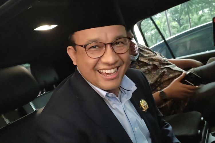 Gubernur DKI Jakarta Anies Baswedan saat ditanya terkait pengusungan sebagai calon presiden pada pemilu 2024 oleh 32 DPW Partai NasDem, Anies ditemui usai menghadiri Rakernas JATTI, di Hotel Grand Cempaka, Jakarta Pusat, Jumat (17/6/2022).