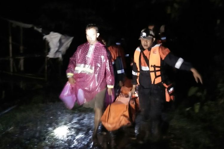 Petugas BPBD Kudus mengevakuasi jasad Hartono (60) yang ditemukan mengambang di sungai wilayah Desa Bulung Cangkring, Kecamatan Jekulo, Kabupaten Kudus, Jawa Tengah, Selasa (13/2/2018) dini hari.