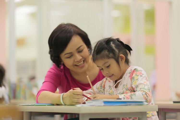 Di Kumon, anak belajar sesuai kemampuan, dengan Metode Kumon anak mampu melampaui tingkatan kelas.