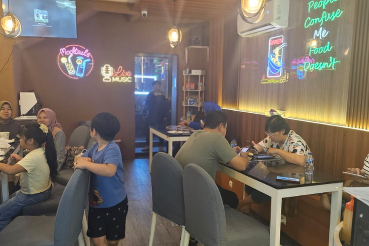 Suasana hangout keluarga dan pasangan di Classy Date Cafe