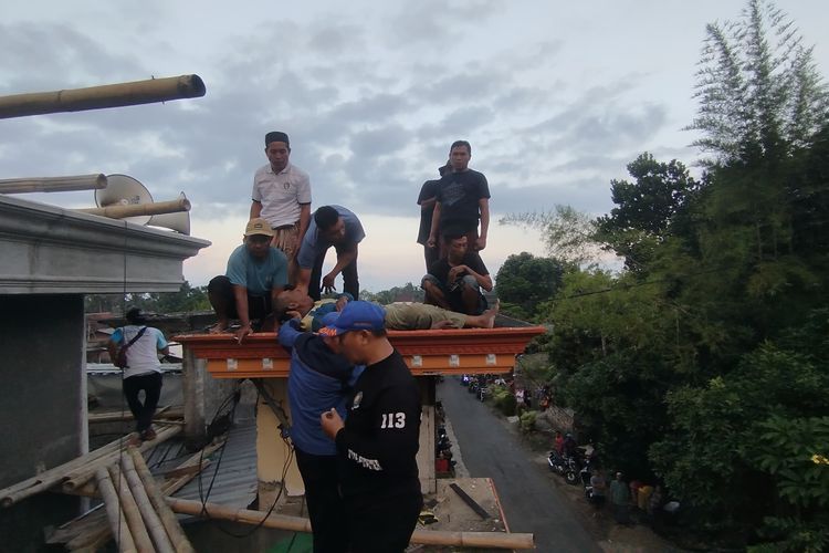 Lansia di Banyuwangi Terjebak di Atap Masjid, Damkar Evakuasi Pakai Tandu Gantung