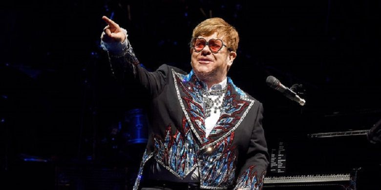 Penyanyi dan pencipta lagu asal Inggris, Elton John.