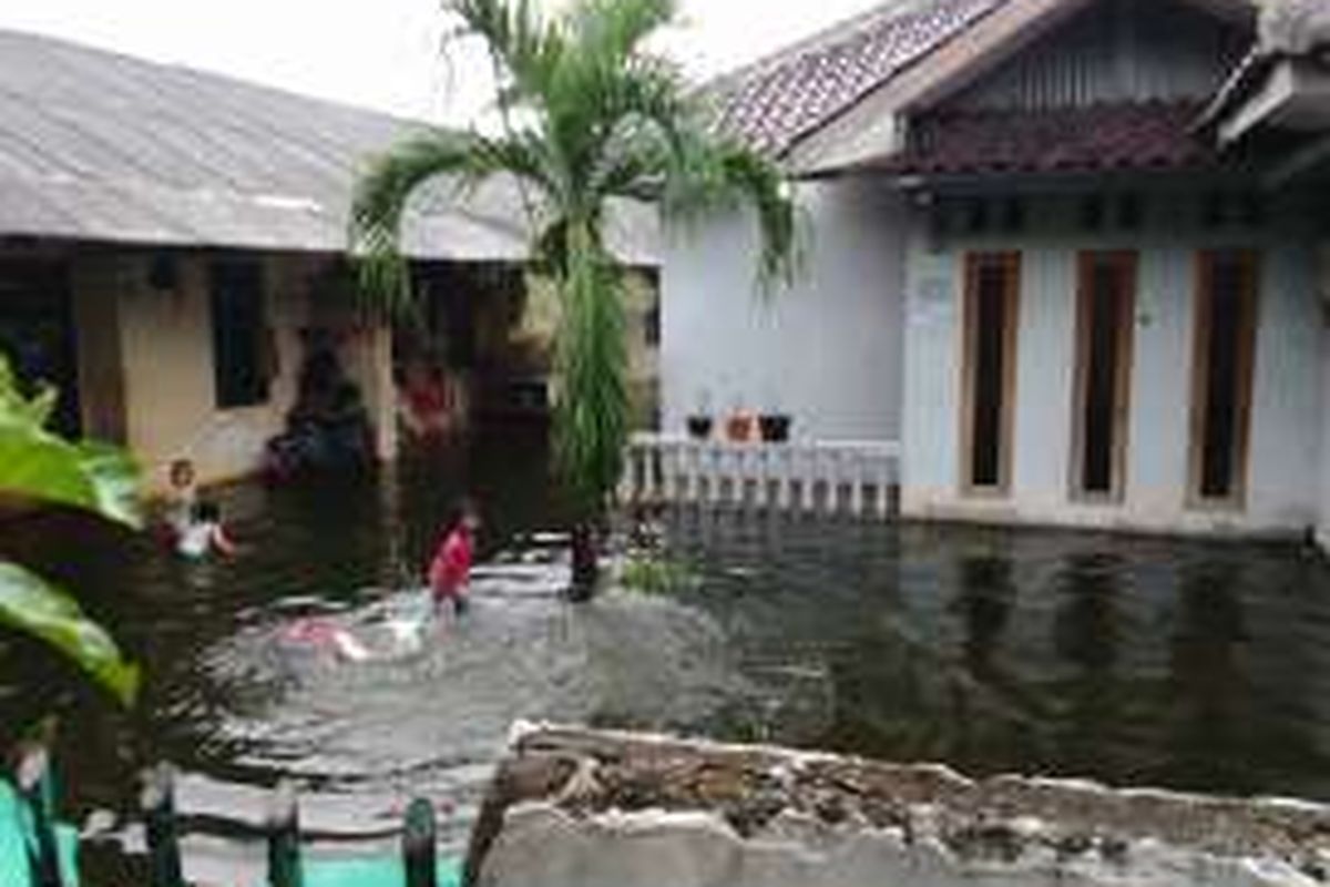 Pemukiman RT 16 RW 07 Jalan Haji Dogol, Kelurahan Pondok Bambu, Kecamatan Duren Sawit, Jakarta Timur jadi langganan banjir hampir setengah tahun belakangan karena got pampat (mampet). Foto diambil Rabu (25/5/2016)