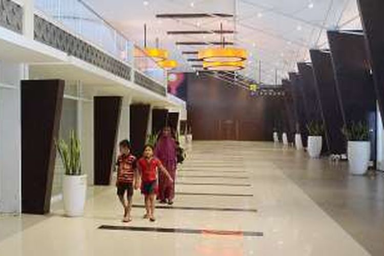 Melalui renovasi dengan biaya senilai Rp 22 miliar, terminal penumpang di Pelabuhan Tanjung Emas Semarang, yang dulunya panas dan terkesan kumuh, kini telah berubah wujud. Salah satu sudut ruang tunggu di Lantai dasar terminal keberangkatan, Selasa (28/6/2016) anak-anak dan ibu ini berkeliling menikmati suasana terminal yang nyaman dan sejuk.