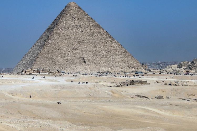 'Manusia takut akan waktu, tetapi waktu takut akan piramida' ? Piramida Agung Giza telah berdiri selama 4.500 tahun.