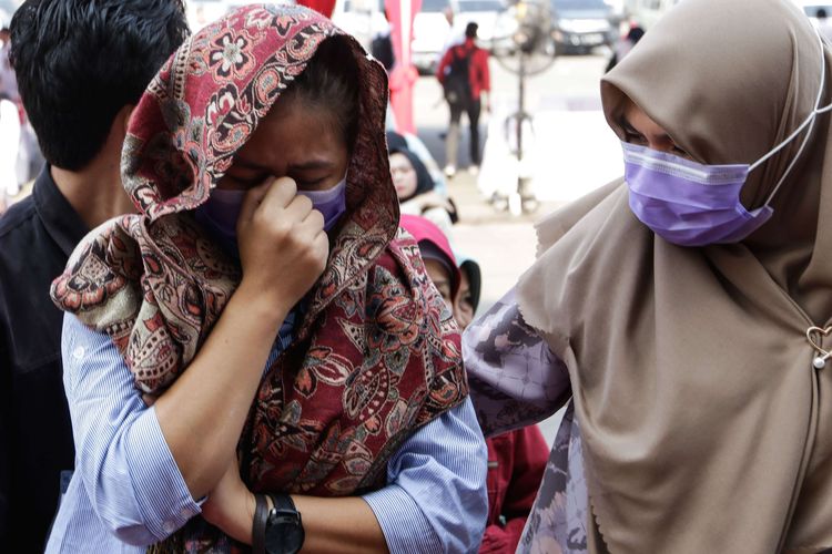 Keluarga korban kecelakaan jatuhnya pesawat Lion Air JT 610 tiba di Dermaga JICT 2, Tanjung Priok, Jakarta, Selasa (29/10/2019). Mereka melakukan tabur bunga di perairan Karawang untuk memperingati satu tahun kecelakaan pesawat Lion Air JT 610 rute Jakarta - Pangkal Pinang.