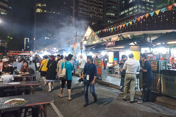 Night atmosphere at the Lau Pa Sat hawker center in Singapore, Monday (14/10/2024).