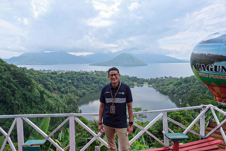 Menteri Pariwisata dan Ekonomi Kreatif, Sandiaga Salahuddin Uno melihat langsung keindahan Pulau Maitara dari atas Danau Ngade di Kota Ternate, Maluku Utara, Jumat (25/11/2022)