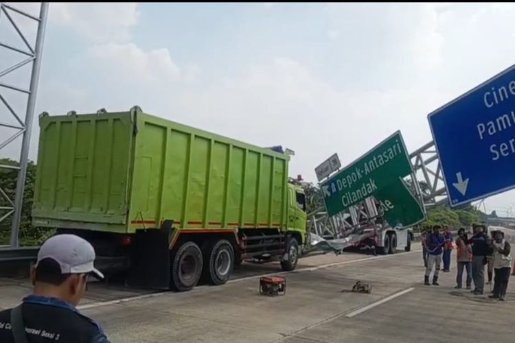 Truk Tabrak Rambu Portal di Tol Cijago, Sopir Kini Dimintai Pertanggungjawaban