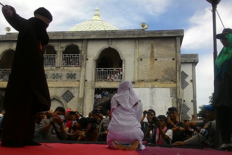 Mahkamah Syariah Banda Aceh mengeksekusi empat pasang muda-mudi di Banda Aceh yang tertangkap tangan sedang melakukan pelanggaran hukum syariat islam, yakni ikhtilat dan khalwat. Mereka dicambuk di halaman Meunasah Desa Rukoh dan disaksikan khalayak ramai, Senin (27/2/2017).