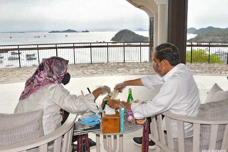 Presiden Joko Widodo dan Ibu Negara Iriana menyempatkan ke Kompas Bajo di kawasan Puncak Waringin usai acara peresmian sejumlah pembangunan infrastruktur di Labuan Bajo, Kabupaten Manggarai Barat, Provinsi Nusa Tenggara Timur (NTT), Kamis (14/10/2021) sore. Dalam kunjungan kerjanya Kamis ini, Presiden Jokowi meresmikan sejumlah proyek pemerintah dalam rangka mewujudkan Labuan Bajo sebagai destinasi wisata super prioritas.