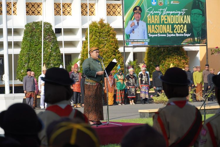 Bupati Blora Arief Rohman saat membacakan pidato Mendikbudristek Nadiem Makarim pada Upacara Peringatan Hari Pendidikan Nasional di Halaman Kantor Bupati Blora, Kamis (2/5/2024)..