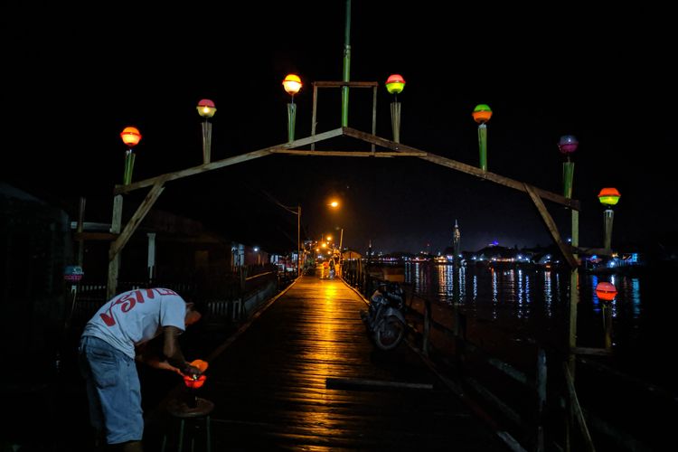 Bantaran Sungai Arut, Pangkalan Bun, Kalimantan Tengah yang dihiasi lampu minyak, dalam Festival Keriang-keriut 2019