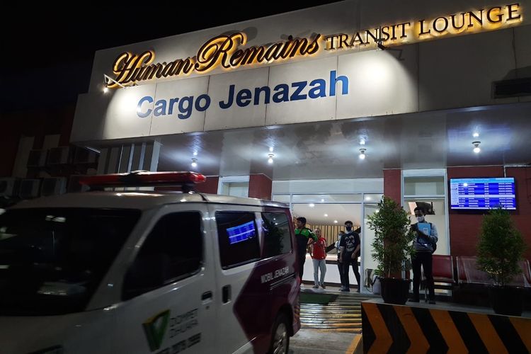 Tim Barzah Dompet Dhuafa, saat melayani pengantaran jenazah dari Terminal Cargo Bandara menuju
rumah duka di Kebumen.