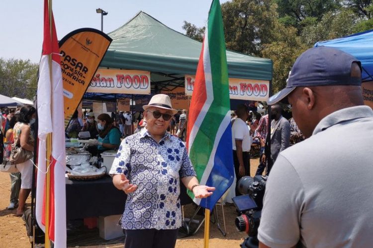 Duta Besar RI untuk Afrika Selatan berada dalam kegiatan Pasar Indonesia 2020 yang digelar KBRI Pretoria di Hazel Food Market, Pretoria, Afrika Selatan pada Sabtu (24/10/2020).