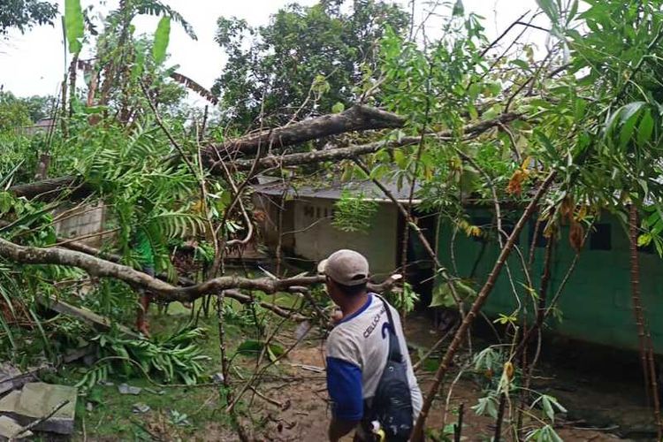 Satu rumah rusak di Kampung Tegal Kupa, RT 004, RW 002, Desa Medalsari, Kecamatan Pangkalan, Kamis (13/10/2022) sekitar pukul 15.00 WIB