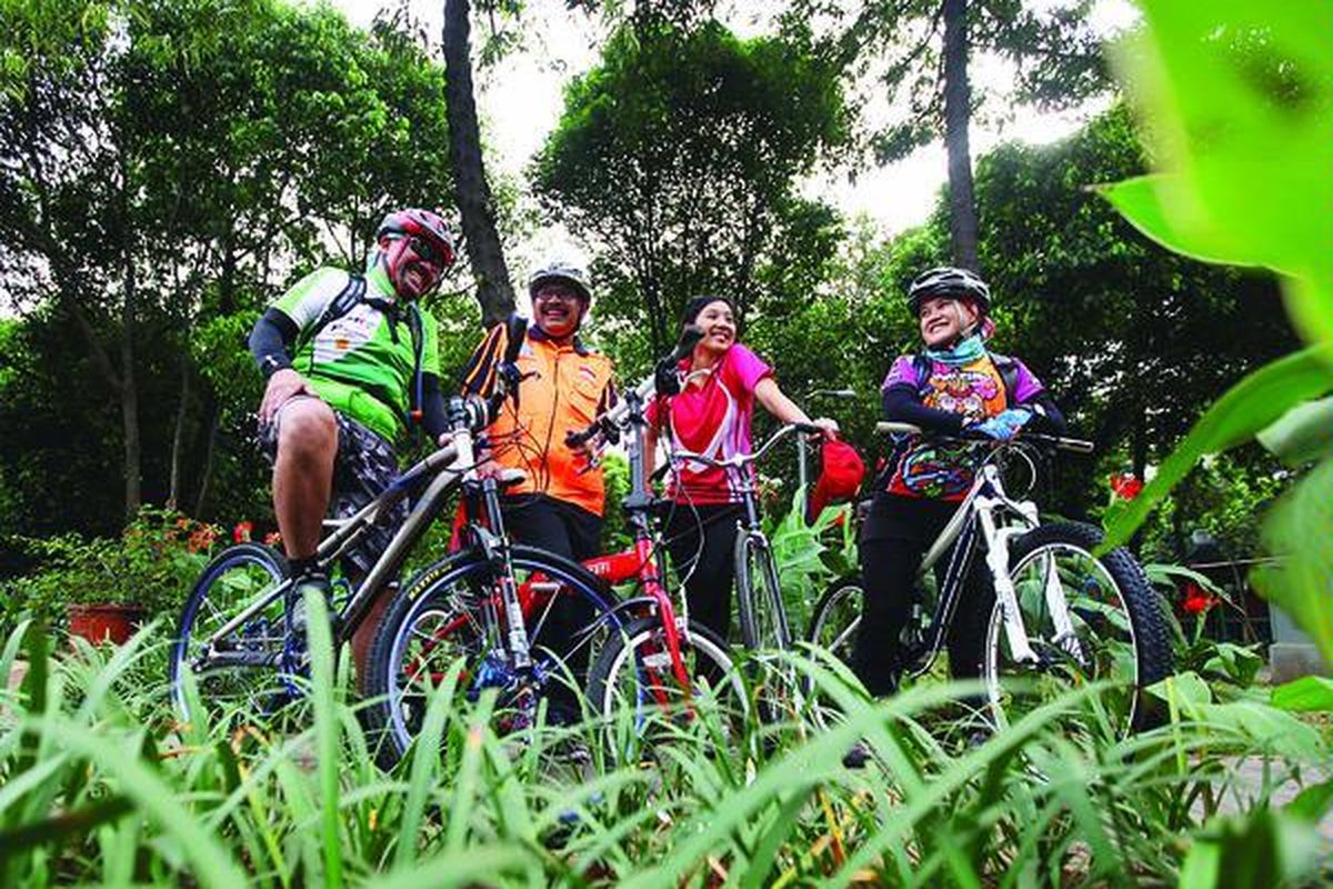 Dari kiri ke kanan, Leroy Osmani, Wali kota Jakarta Selatan Syahrul Effendi, Olivia Zalianty, dan Cici Tegal,  di Taman Sepeda KSI Melawai, Jakarta Selatan, Senin (27/6).