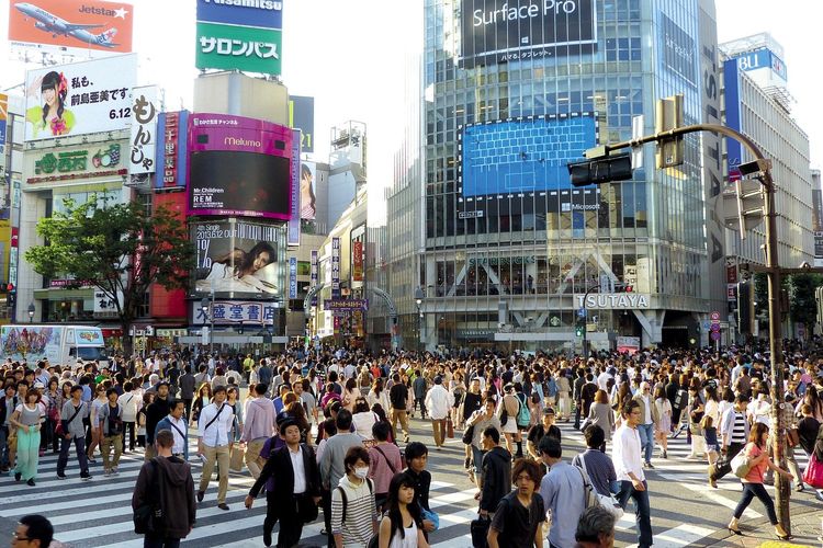 Ilustrasi keramaian warga di Shibuya, Jepang.  Angka kunjungan orang asing ke Jepang perlahan naik dan menembus hampir dua juta orang per bulan pada April 2023, namun masih di bawah level sebelum pandemi.