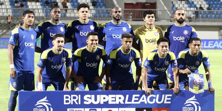 Pemain inti Arema FC foto bersama sebelum menjalani laga pekan ke-22 Super league 2025-2026 melawan Madura United yang berakhir dengan skor 2-2 di Stadion Gelora Ratu Pamelingan Pamekasan, Sabtu (21/2/2026) malam.