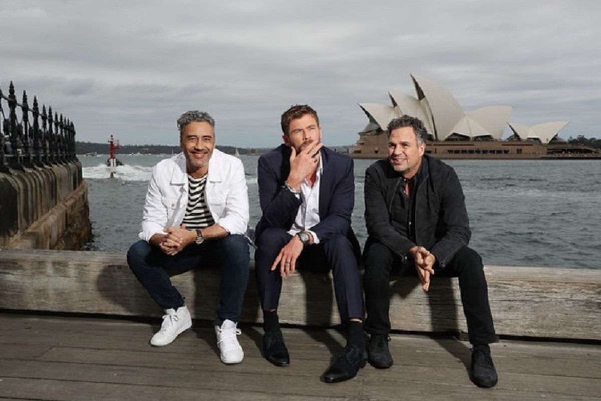 Sutradara Taika Waititi, aktor Chris Hemsworth dan Mark Ruffalo berfoto bersama pada gala premiere film Thor: Ragnarok di Sydney, Australia, Minggu (15/10/2017).