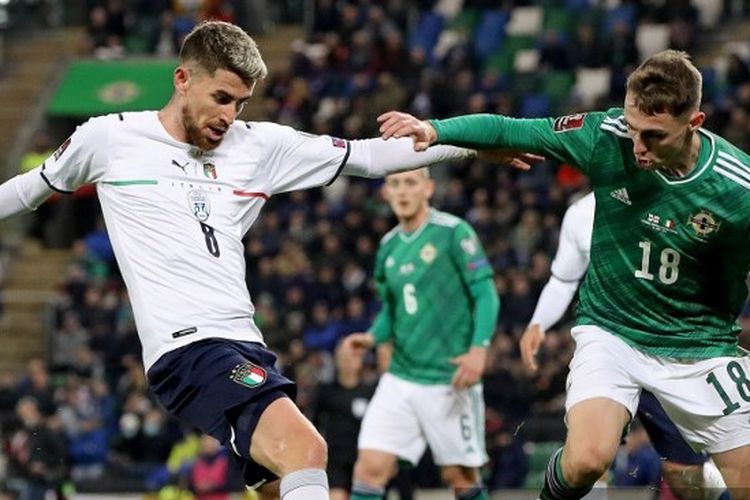 Gelandang Italia, Jorginho, beraksi saat melawan Irlandia pada laga terakhir Grup C Kualifikasi Piala Dunia 2022 Zona Eropa.
