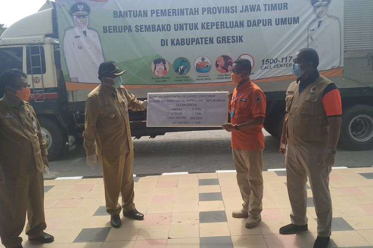 Kepala BPBD Gresik Tarso Sagito (kiri) dan Bupati Gresik Sambari Halim Radianto (dua dari kiri) saat menerima bantuan dari Pemprov melalui BPBD Jatim di gedung Pemkab Gresik, Senin (27/4/2020).