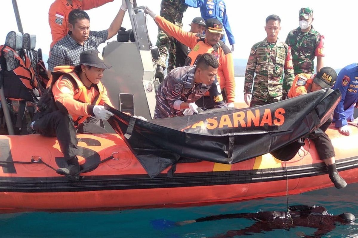 Tim gabungan mengevakuasi jasad Raditya Bartelemi seorang free diver saat mencari ikan di Pulau Lahe bersama 7 orang temannya. Ia hilang pada Kamis malam saat menyelam bebas (free dive).