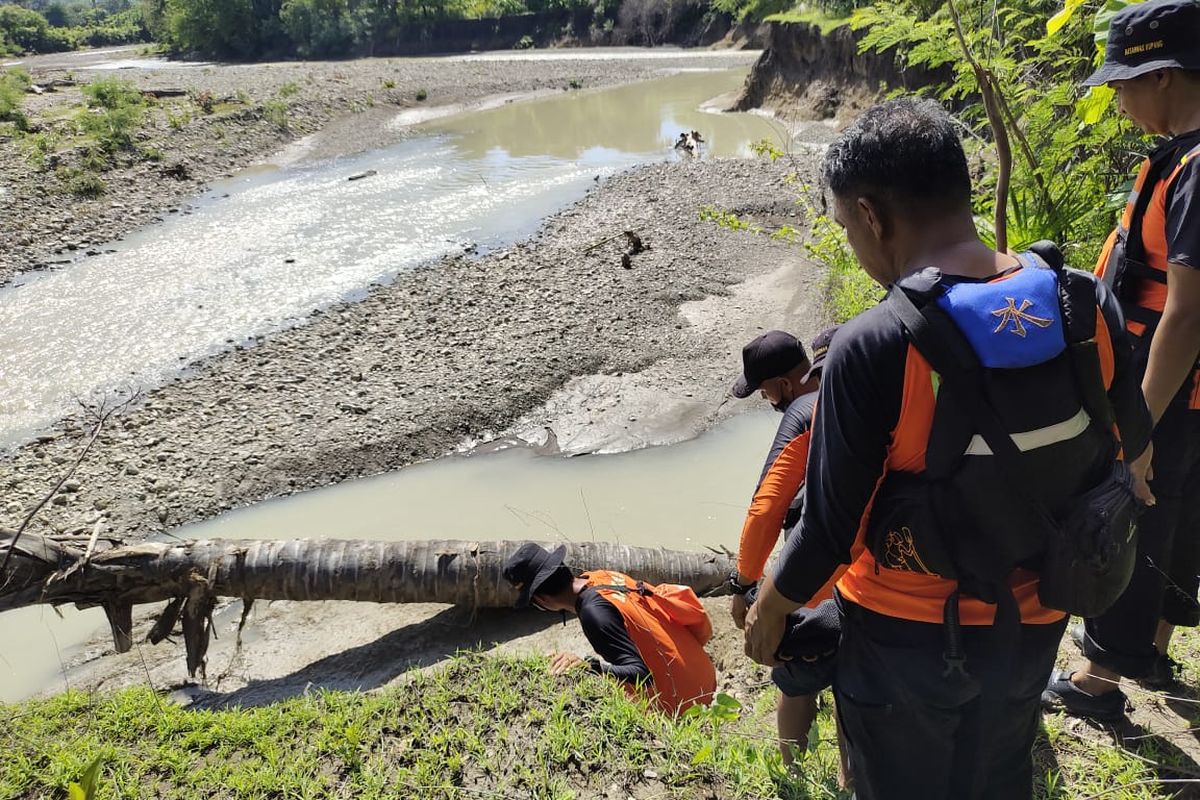Tim SAR gabungan mencari Adrohanis  Malafu (43), warga Desa Kalali, Kecamatan Fatuleu Barat, Kabupaten Kupang, Nusa Tenggara Timur (NTT), yang hilang terseret banjir, Rabu (16/11/2022)