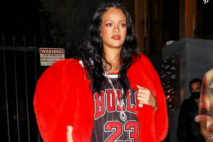 Rihanna yang menantikan kehadiran anak pertamanya dari kekasihnya A$AP Rocky memakai jaket merah berbulu yang pertama dipakai tahun 2016.