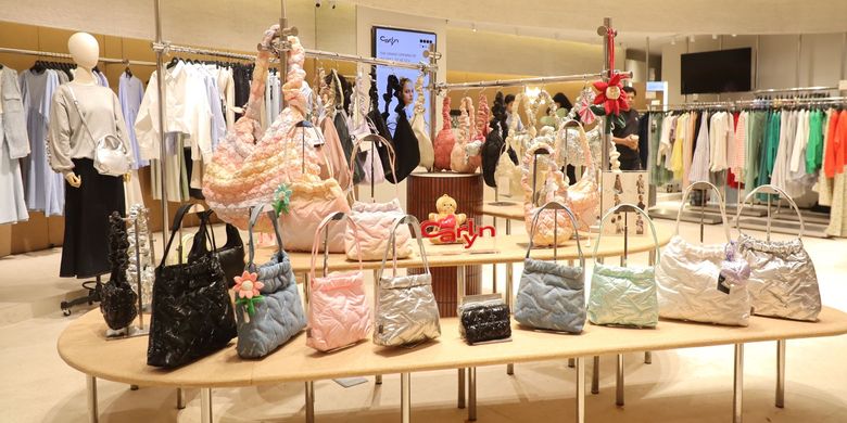 Bobo Tokyo menghadirkan merek asal Korea Selatan, Carlyn.