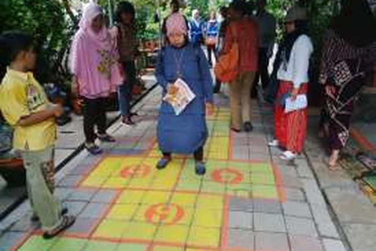 Permainan engklek di Kampung Lawas Maspati Surabaya