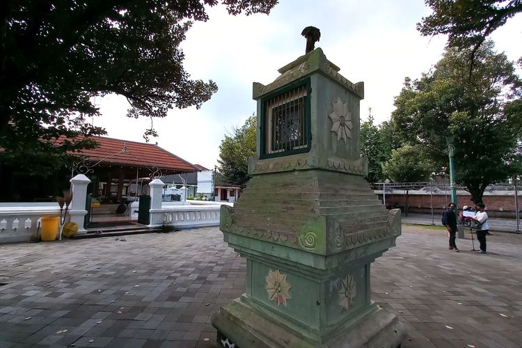 Tugu berwarna hijau ini dibangun oleh Pakubuwono pada tahun 1926 sebagai prasasti di halaman Masjid Gedhe Mataram Kotagede, Yogyakarta,  Jumat (15/4/2022).