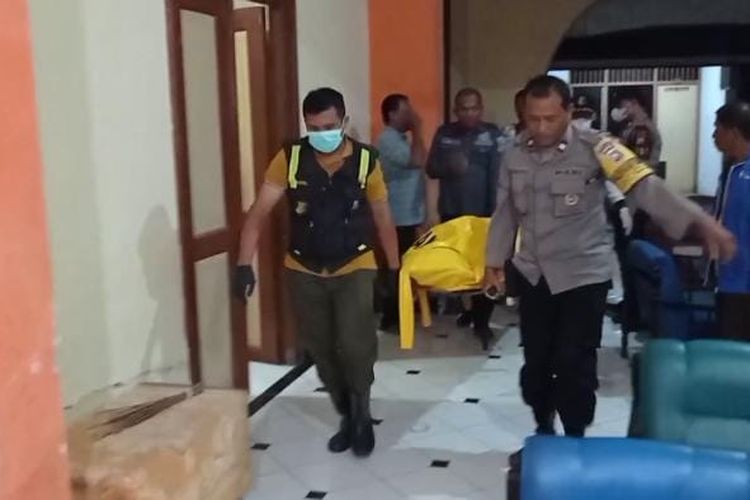 EVAKUASI—Aparat Polres Madiun Kota mengevakuasi jasad pria berinisial AA yang ditemukan tewas tanpa busana di sebuah hotel di Kota Madiun, Jawa Timur, Selasa (29/11/2022) malam. 