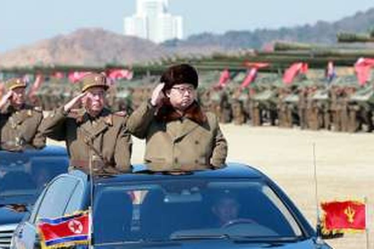 Pemimpin Korea Utara Kim Jong Un saat memeriksa kesiapan para prajuritnya menjelang sebuah latihan militer.