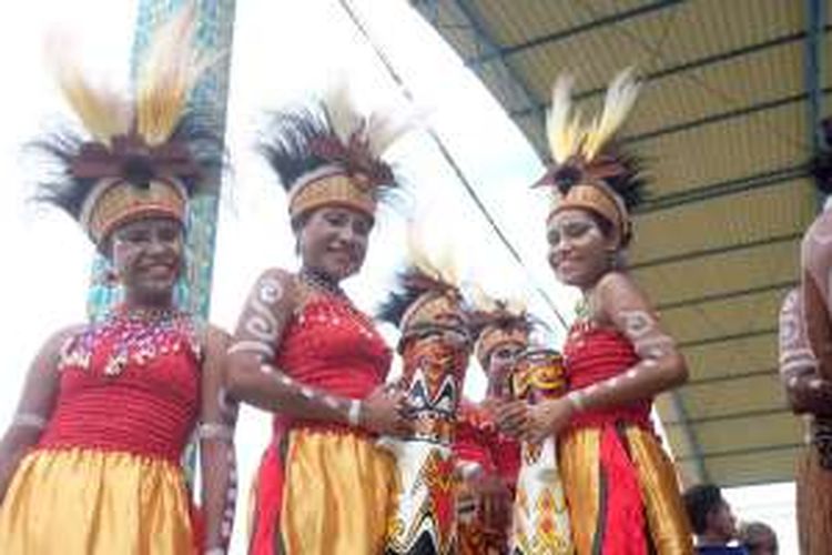 Milka (paling kanan) dan kawanannya sebelum menampilkan tarian tradisional di Festival Destika, Rabu (28/9/2016) di Danau Sentani, Jayapura.