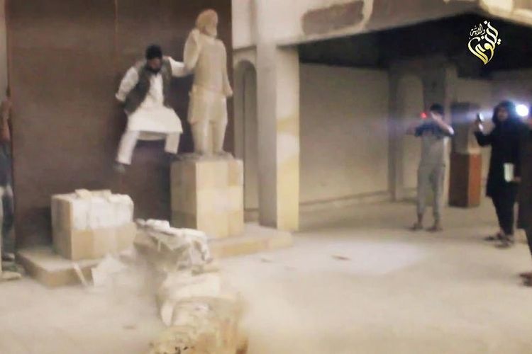 Potongan video yang menunjukkan anggota ISIS menghancurkan salah satu patung di Museum Mosul, Irak, pada 2014. 
