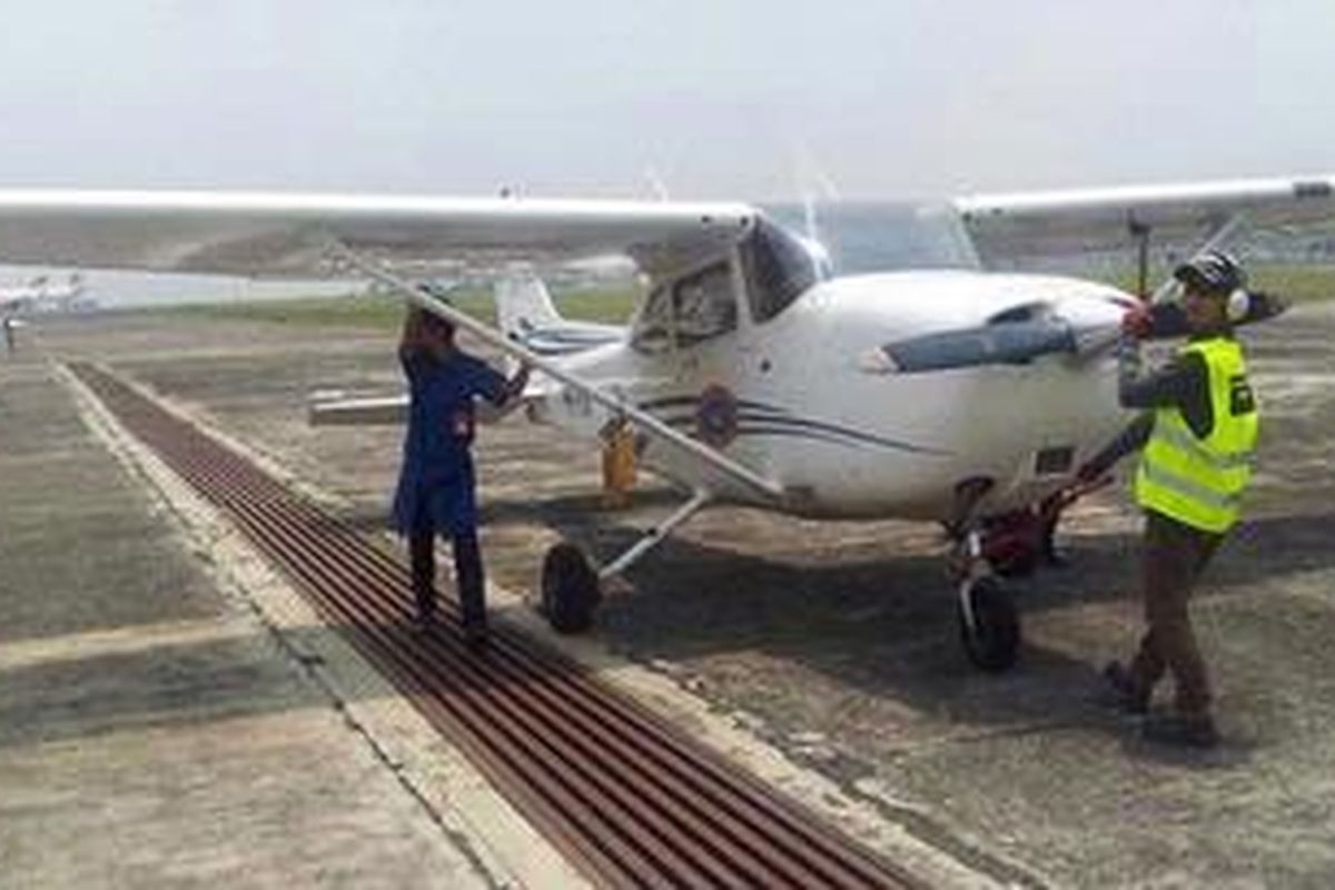 Persiapan Bandung Air Show 2012 - Mekanik dari sekolah penerbangan, Bandung Pilot Academy, menarik pesawat latih berjenis Cessna 172 SP di Landasan Husein Sastranegara sebagai persiapan dari pendidikan, Selasa (25/9/2012). Bandung Pilot Academy menjadi salah satu peserta pameran dirgantara Bandung Air Show 2012 yang berlangsung pada tanggal 27-30 September 2012.  