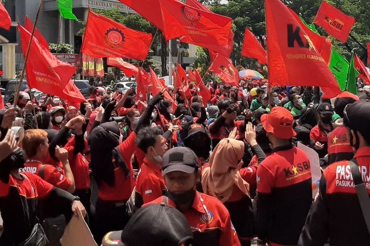 Aksi demo buruh jelang penetapan UMK 2022, Selasa (30/11/2021)